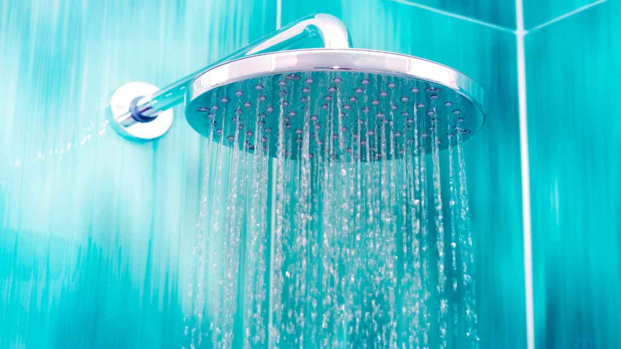 Una ragazza di 25 anni è allergica all'acqua