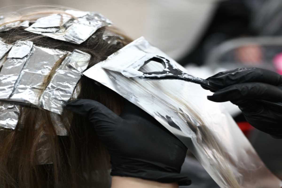 Come usare la carta d'alluminio sui capelli
