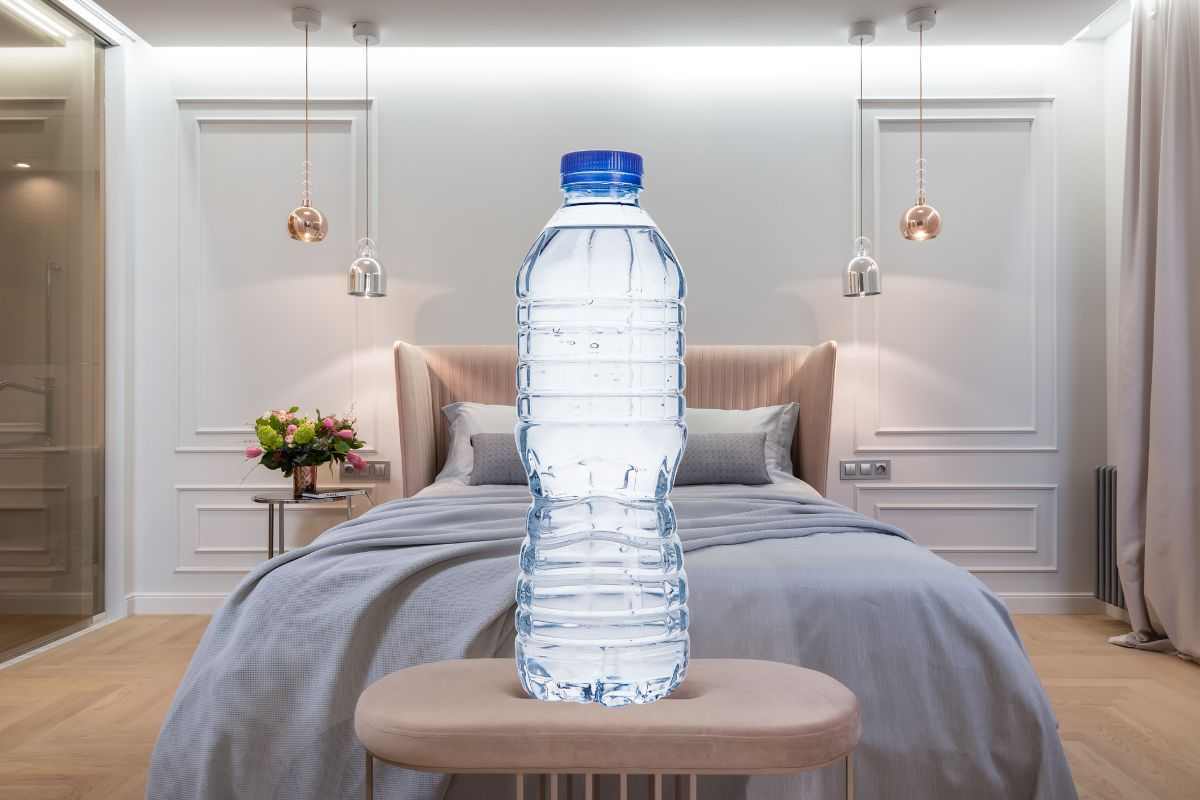 acqua vicina al letto di notte