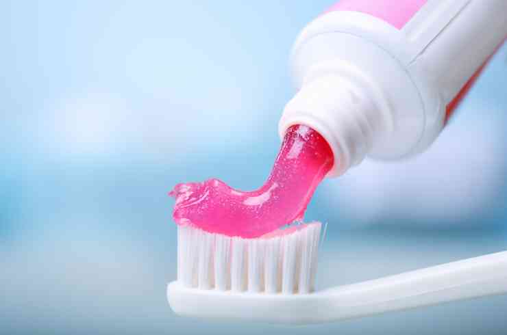 Dentifricio, valido alleato delle pulizie domestiche