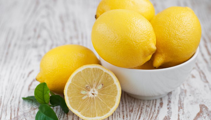 Limone a fette sul comodino di sera: perché compiere tale pratica