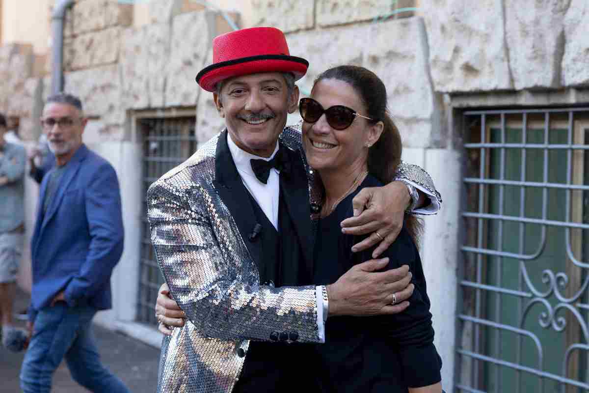 Fiorello e Susanna Biondo abbracciati