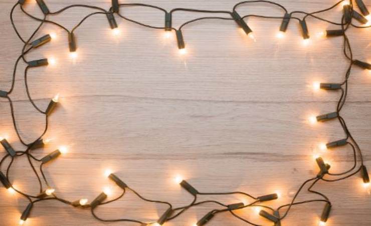 decorazione natalizia albero con catena di luci alla parete