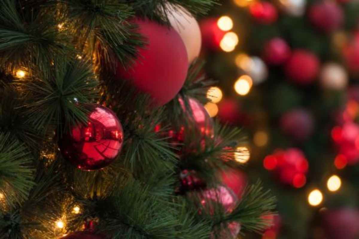 decorazione natalizia albero con catena di luci alla parete