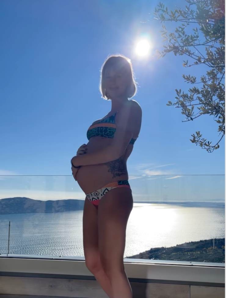 Federica Pellegrini bellissima in bikini incinta