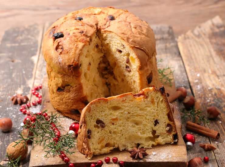 Turn the panettone upside down