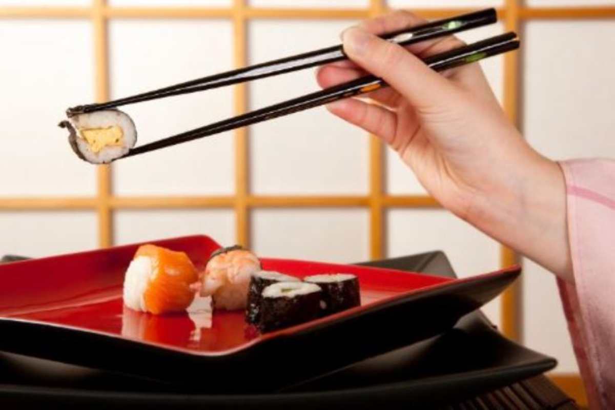 trucco per usare facilmente le bacchette del sushi