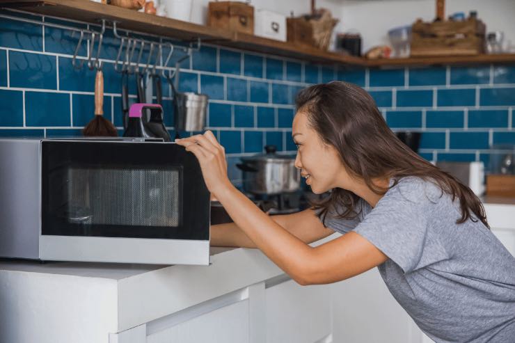 Attenzione a come riscaldi e conservi i cibi: ecco il modo giusto