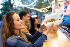 donna sorridente ad uno street food