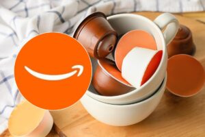 Tazza con capsule caffè e logo Amazon