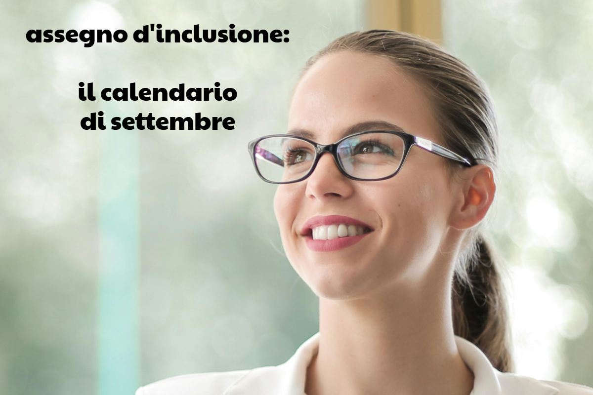 Ragazza con occhiali che sorride