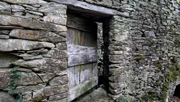 Porta in legno di una casa del borgo fantasma di Barego