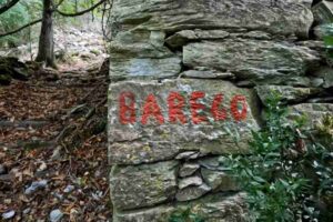 Borgo fantasma Barego: scritta rossa su una casa