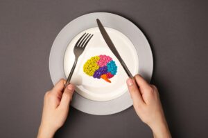 Illustrazione di un cervello colorato dentro a un piatto