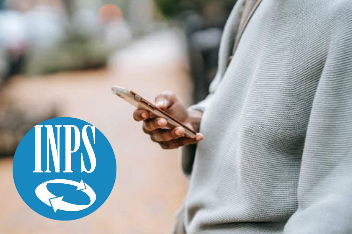 Un ragazzo legge un SMS sul telefono e, in evidenza, il logo dell'Inps
