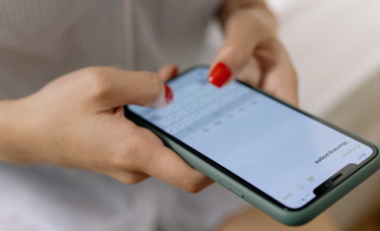 Persona con cellulare