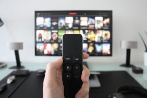 televisione- persona con telecomando