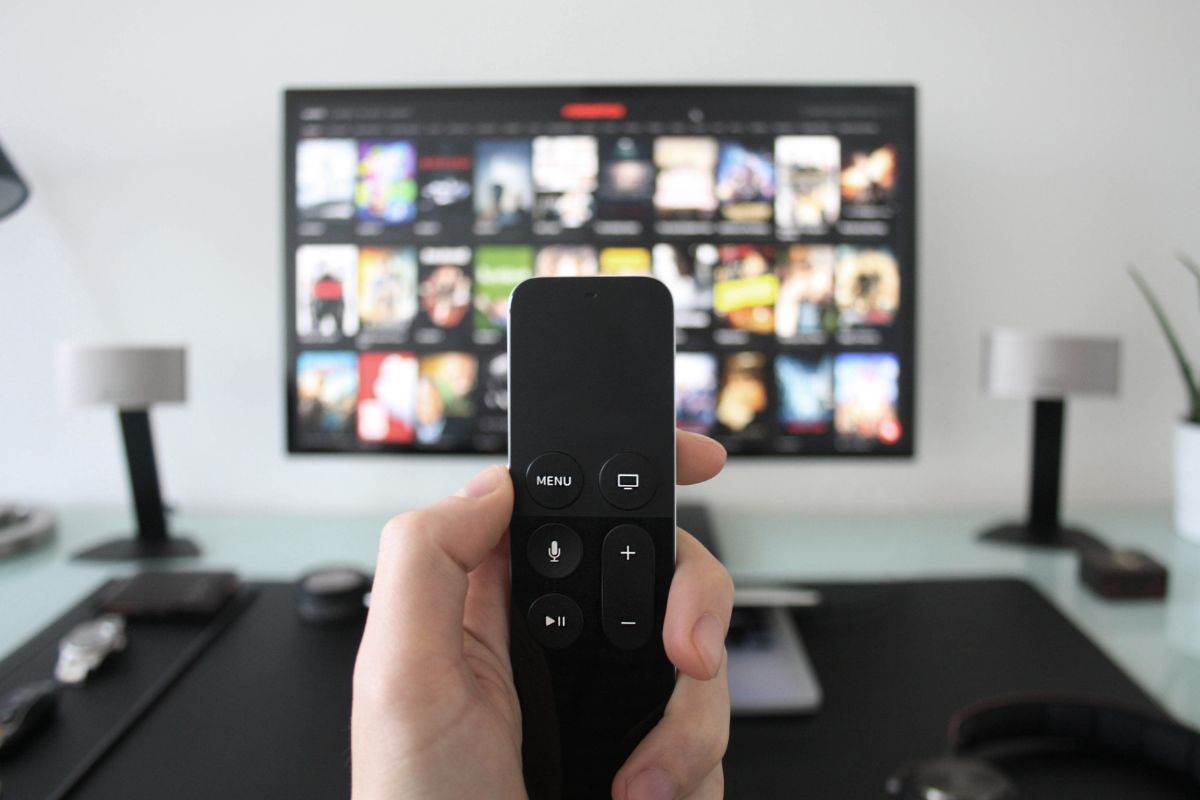 televisione- persona con telecomando