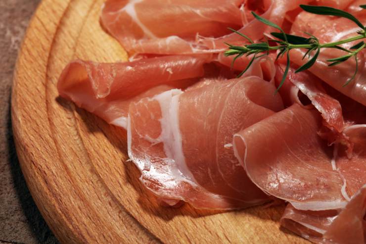 Prosciutto crudo affettato sopra ad un tagliere