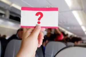 illustrazione donna che tiene un biglietto aereo con il punto interrogativo disegnato sopra