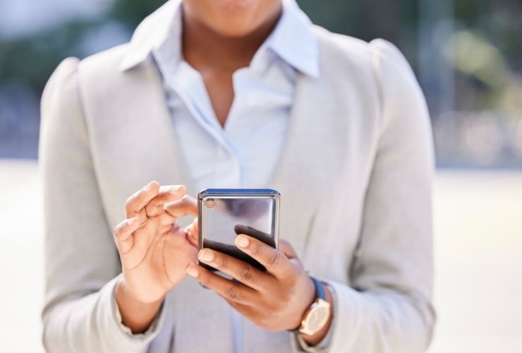 Donna usa smartphone