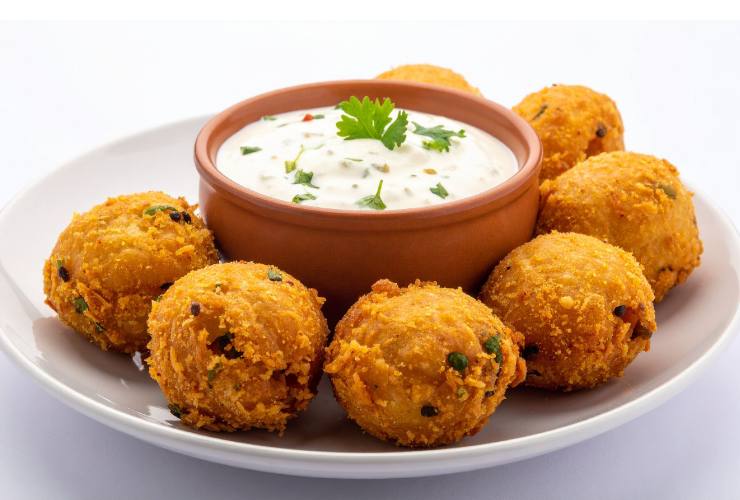 arancini serviti con salsa