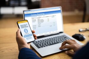 donna al pc e smartphone in mano