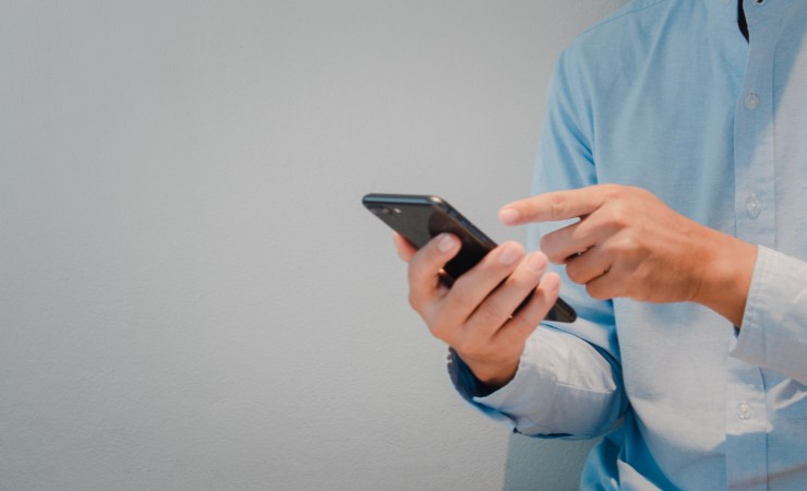 persona con telefono