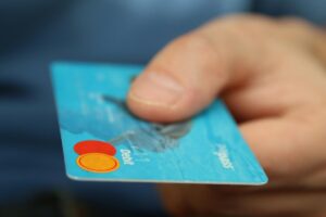 Una carta prepagata nelle mani di un uomo