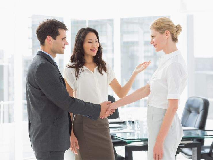 persone che si presentano sul posto di lavoro