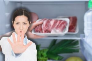 donna scongela carne e dottoressa che fa stop con le mani
