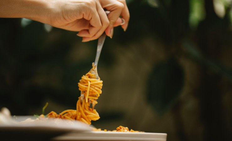 donna che mangia pasta 