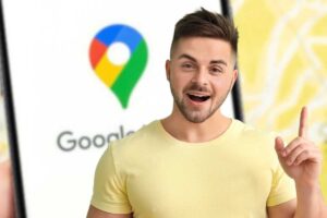 Uomo, cellulare con logo google maps