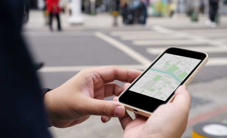 uomo con smartphone in mano