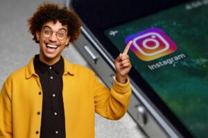 Uomo che indica, cellulare con logo instagram