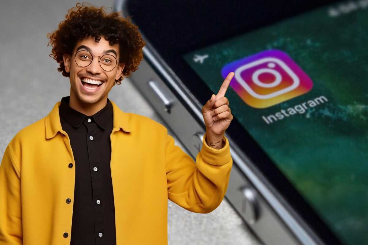 Uomo che indica, cellulare con logo instagram