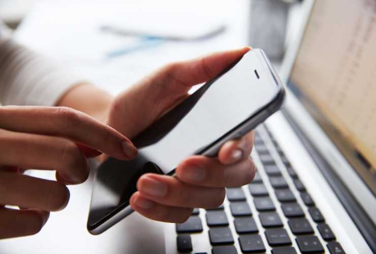 persona con smartphone