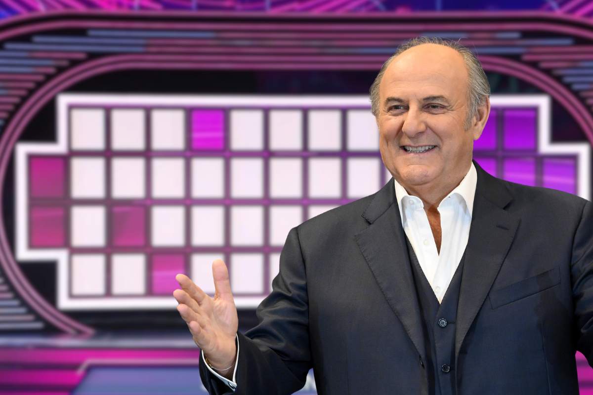 Gerry Scotti e nello sfondo lo studio de La Ruota della Fortuna