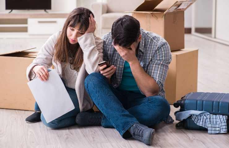 coppia disperata tra gli scatoloni 