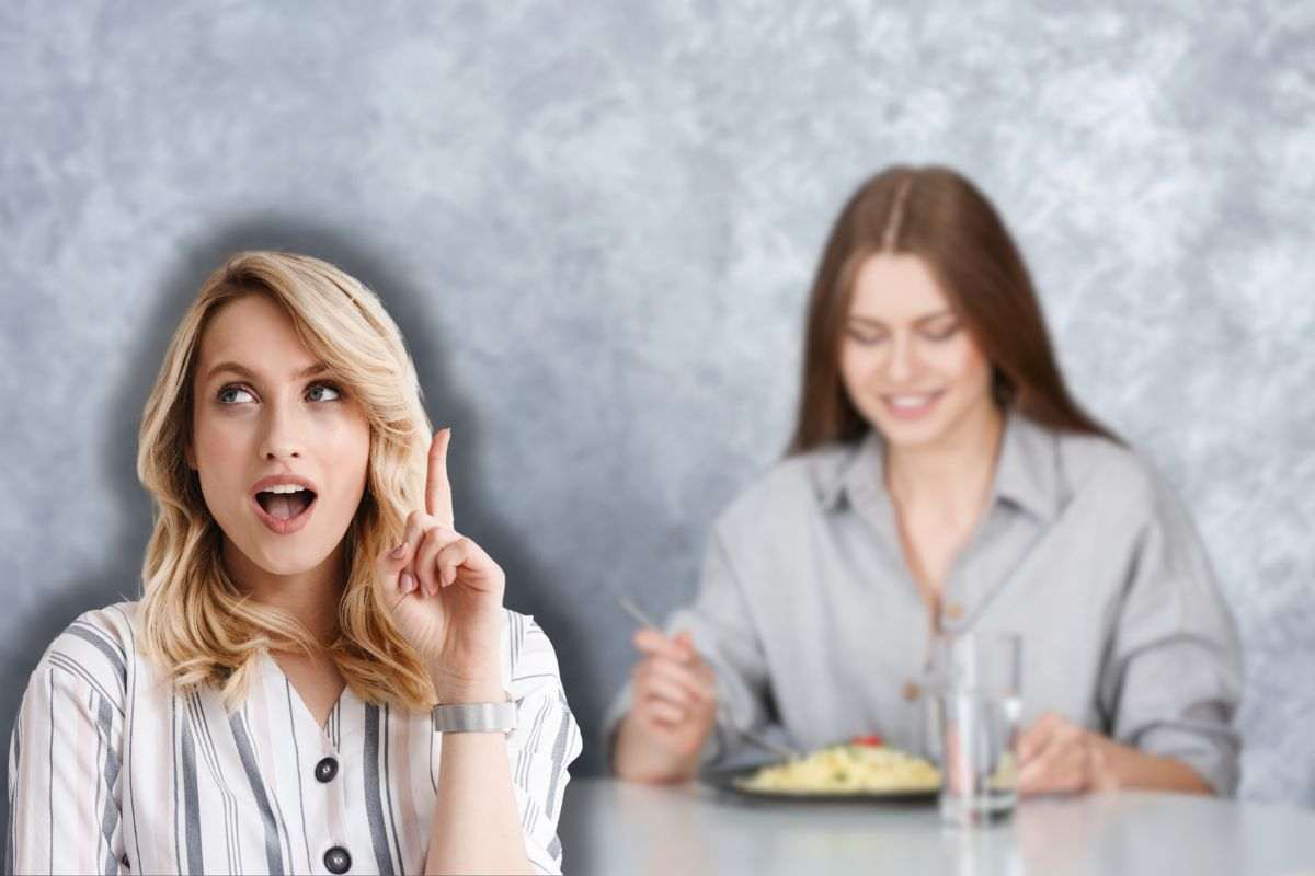 donna che mangia pasta e un'altra che pensa 