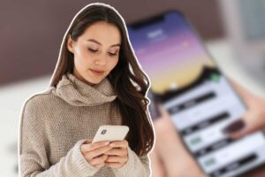 donna con smartphone in mano