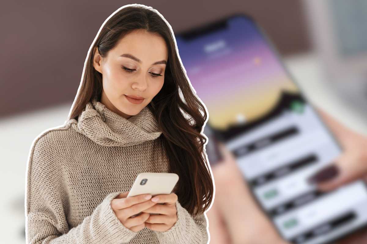 donna con smartphone in mano