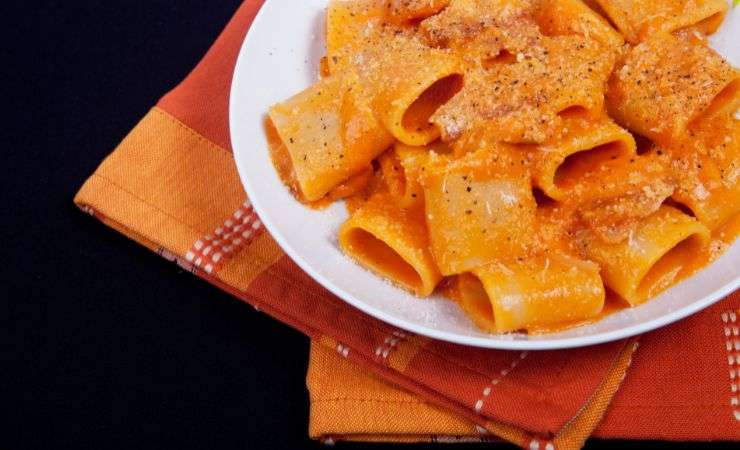 pasta all'amatriciana nel piatto