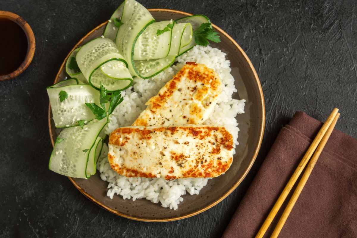 piatto con riso tofu e zucchine