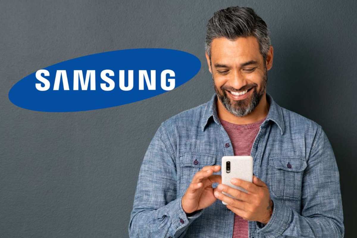 uomo con cellulare in mano e logo samsung