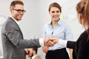 persone che si presentano tra loro