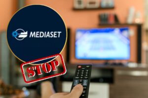 Logo Mediaset, scritta Stop, telecomando e tv nello sfondo