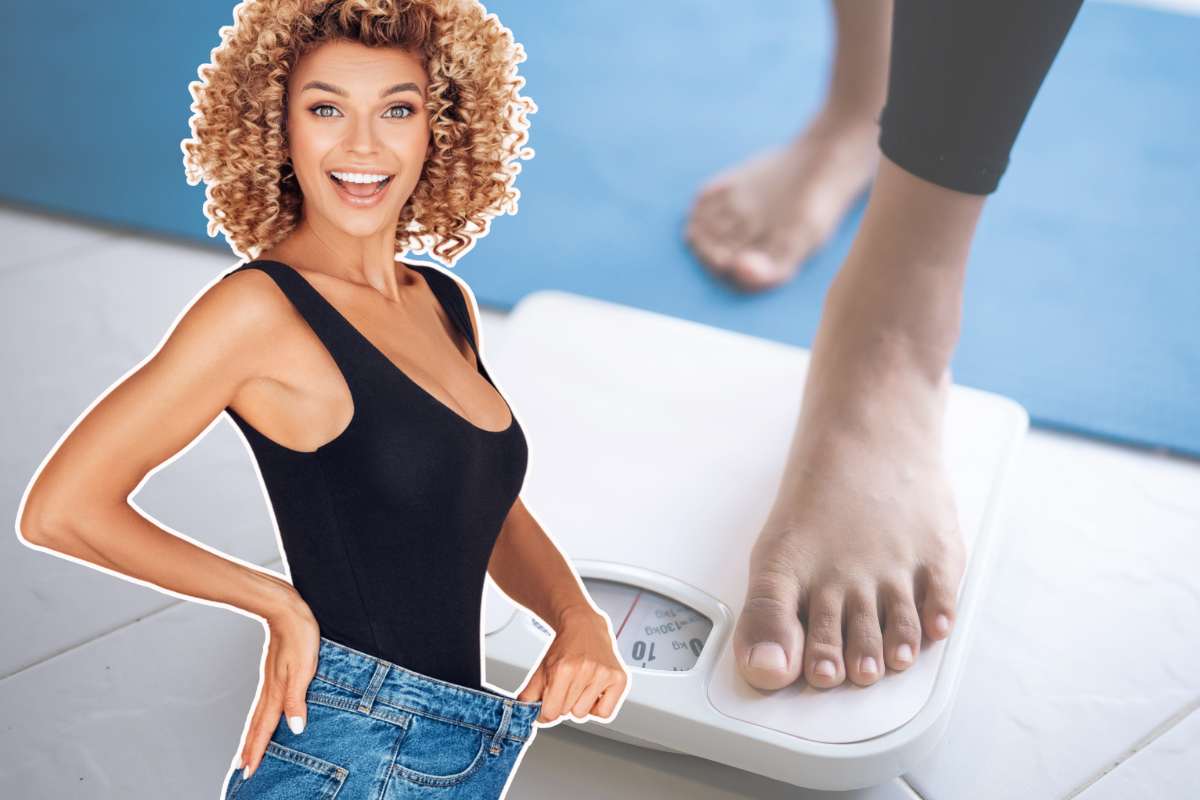 ragazza in primo piano sorridente e persona che sta per salire sulla bilancia
