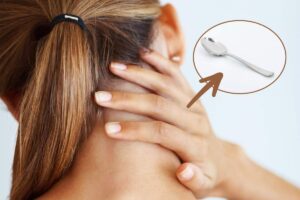 Donna che si tocca il collo per il dolore e cucchiaino