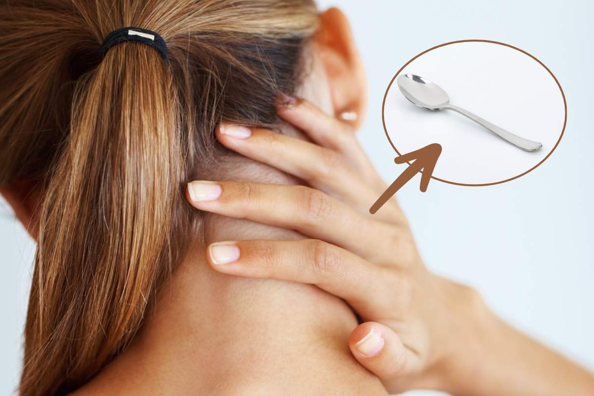Donna che si tocca il collo per il dolore e cucchiaino